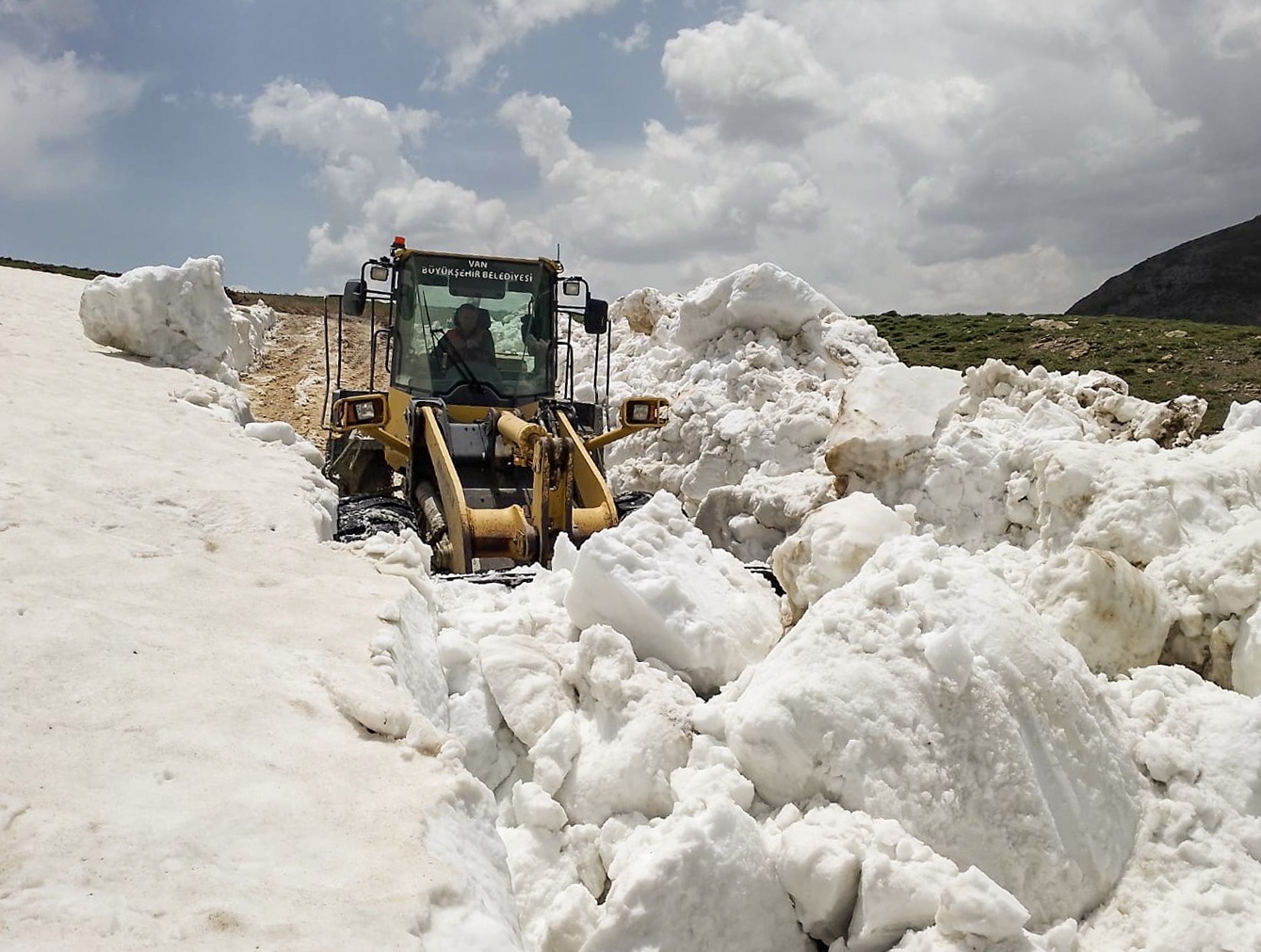 Van’da Haziran ayında karla mücadele çalışması