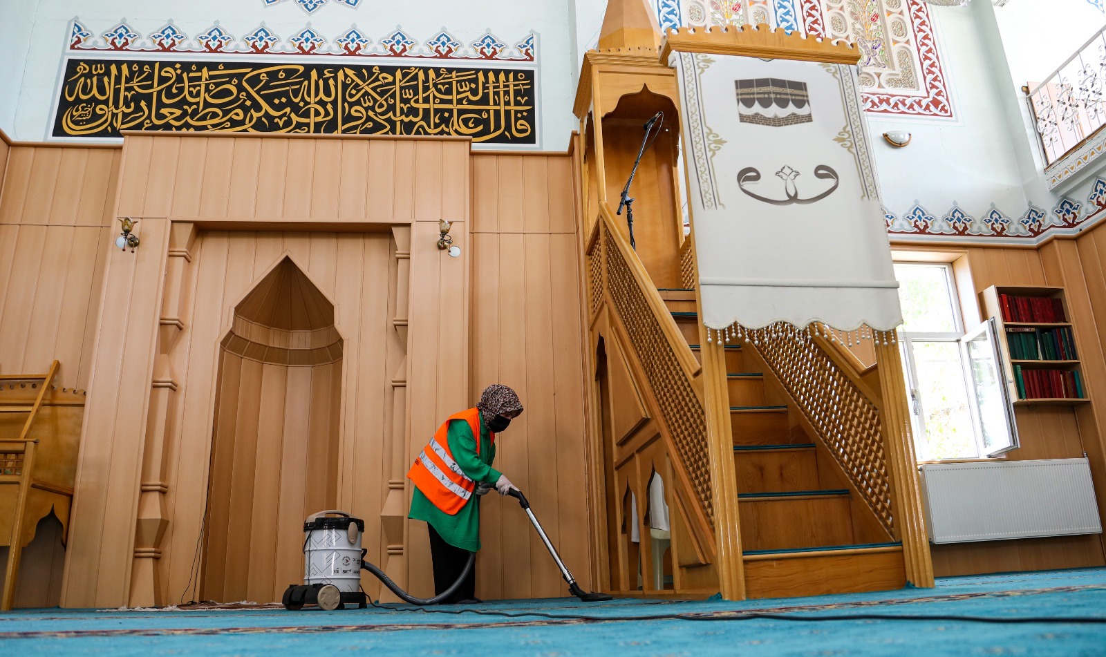 Van’da bayram öncesi camileri temizlendi