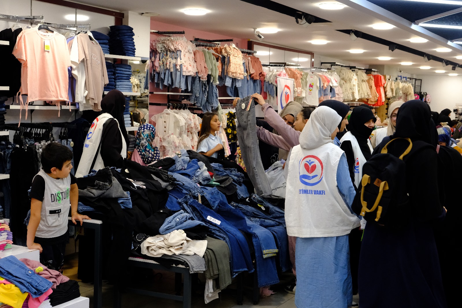 Van’da bayram öncesi yüzlerce yetim çocuk giydirildi