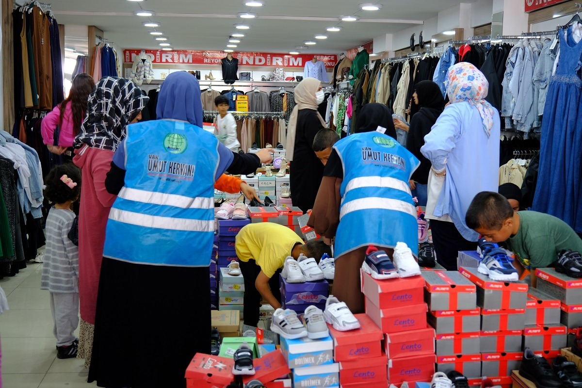 Van’da yüzlerce çocuğun yüzü güldü 