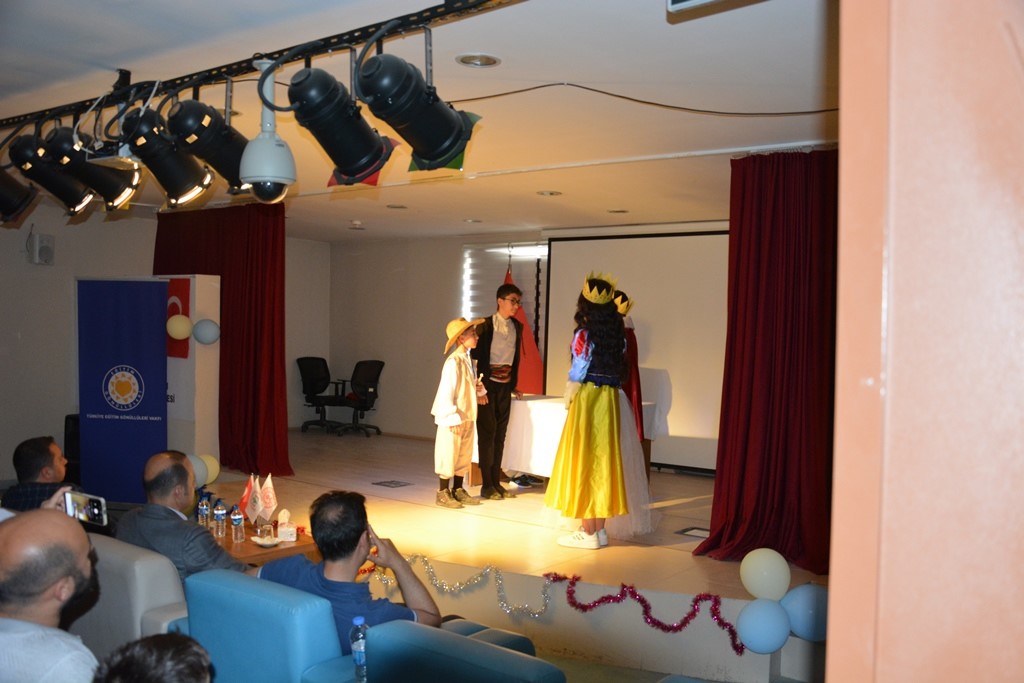 Vanlı öğrencilerden İngilizce tiyatro gösterisi  