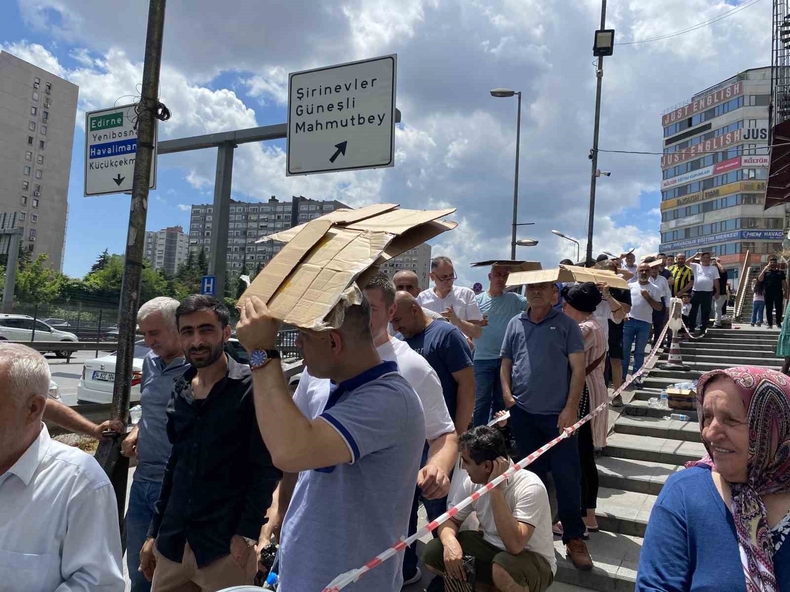 Şirinevler’de ucuz baklava kuyruğu