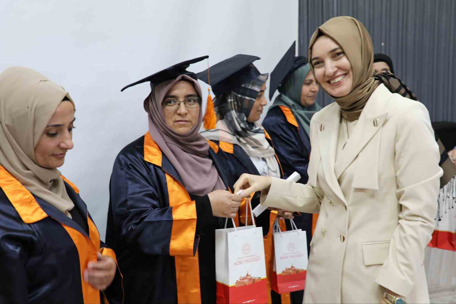 Annelerin mezuniyet töreni coşkuyla kutlandı