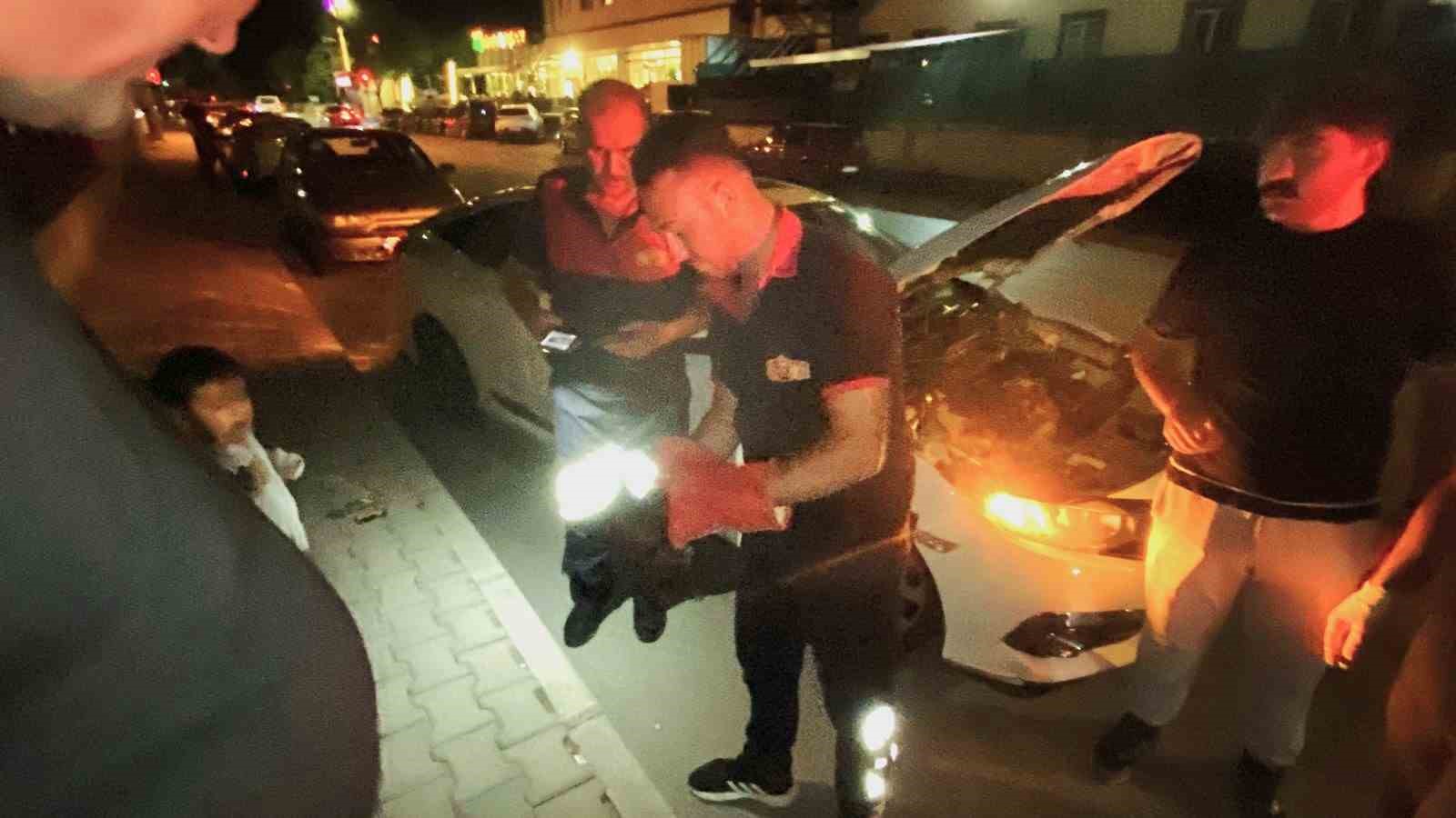 Araç motoruna sıkışan yavru kedinin imdadına itfaiye yetişti