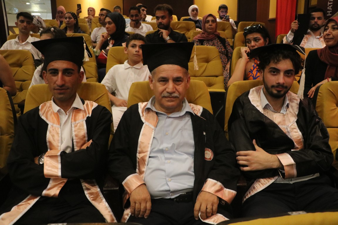 63 yaşındaki İsmail amca üniversiteli gençlere teş çıkardı