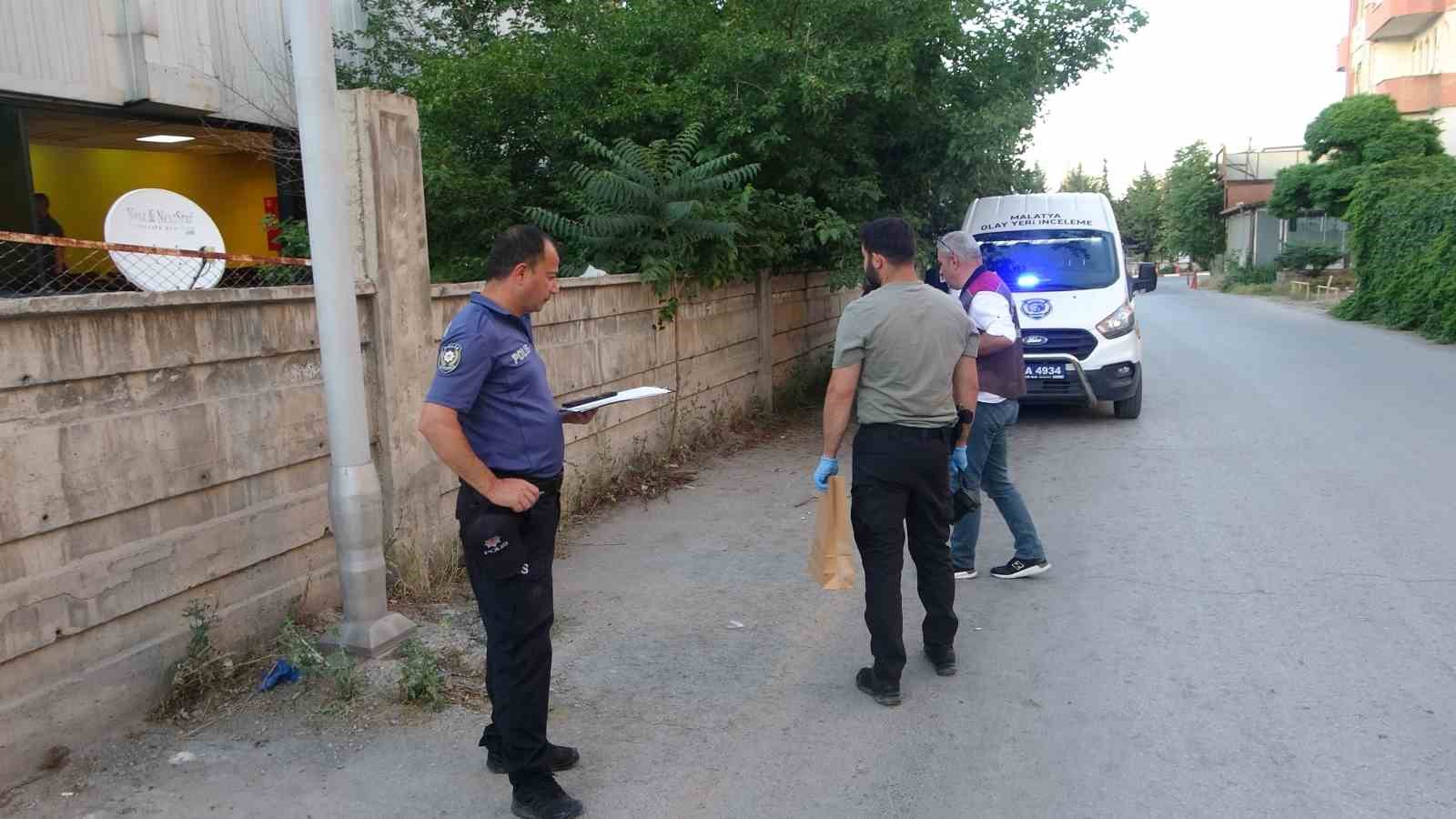 Aydınlatma direğine asılı halde bulunan gencin imdadına vatandaşlar yetişti