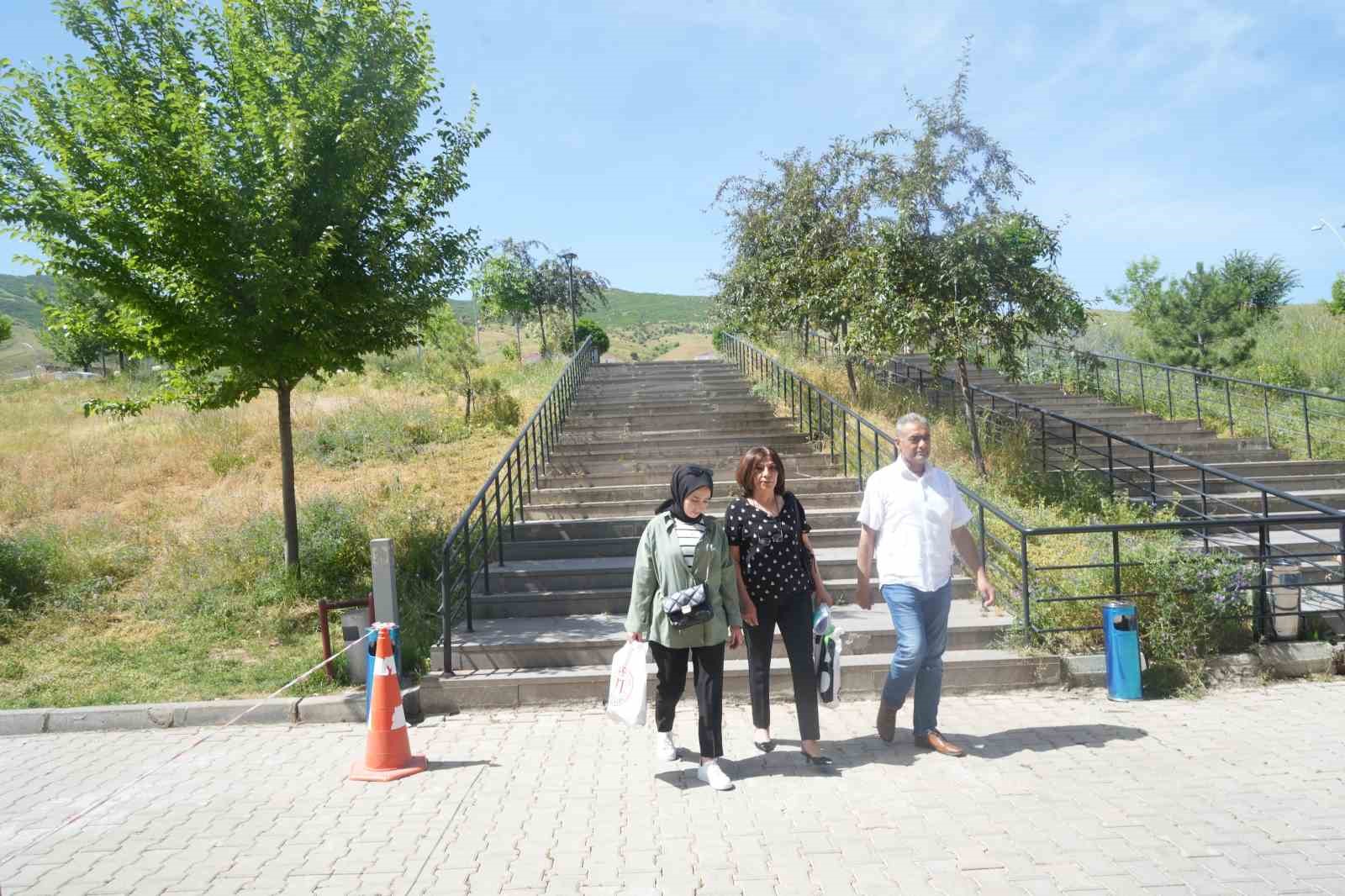 Azmiyle 56 yaşında üniversiteyi birincilikle bitirdi