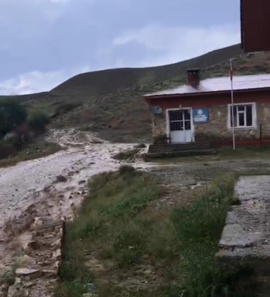 Van’da yollar dereye döndü