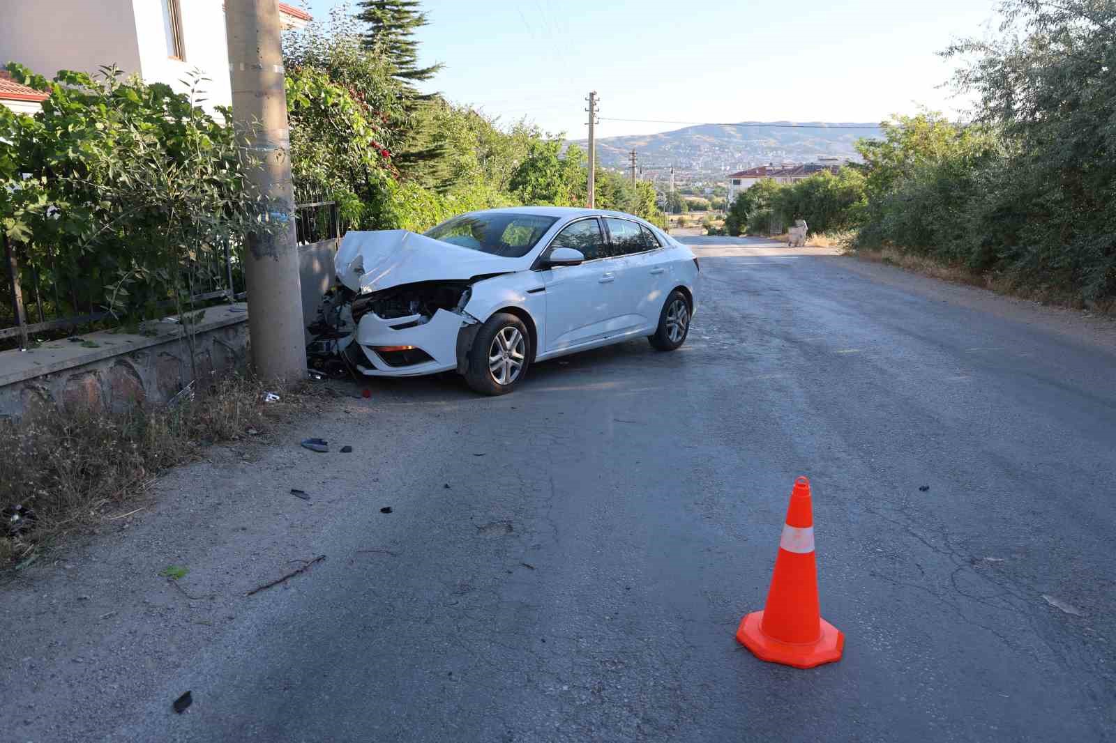Elazığ’da otomobil beton direğe çarptı: 2 yaralı