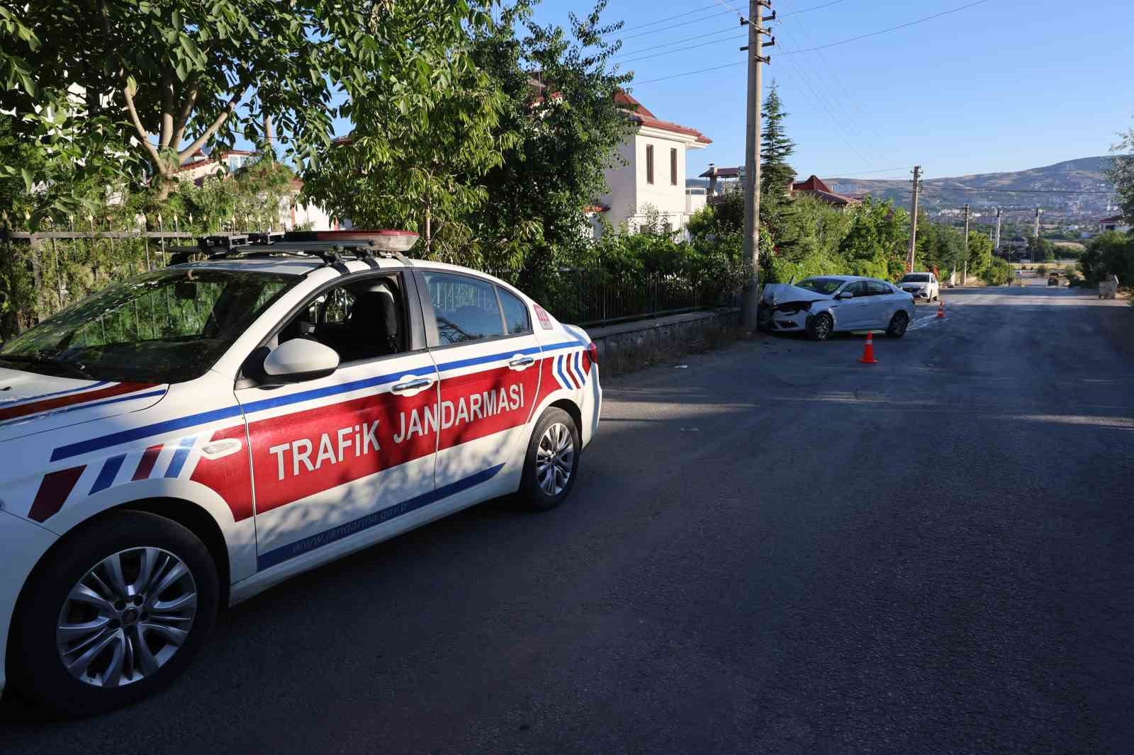 Elazığ’da otomobil beton direğe çarptı: 2 yaralı