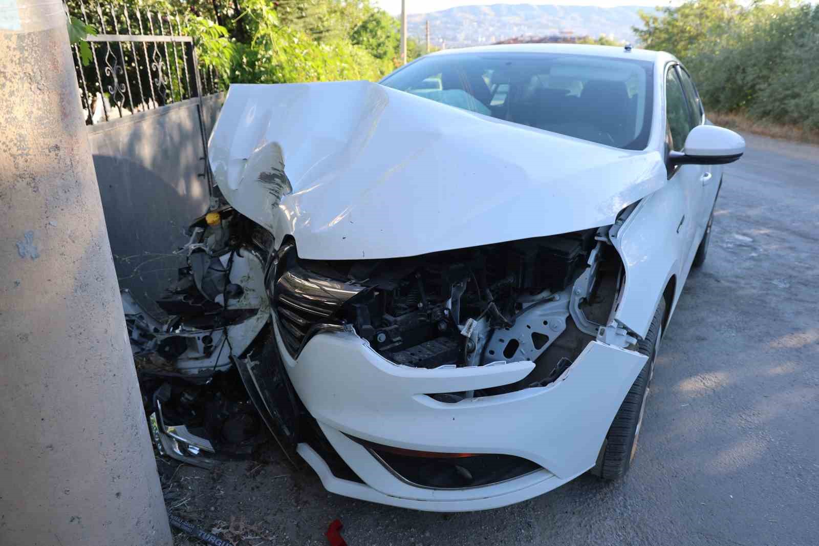 Elazığ’da otomobil beton direğe çarptı: 2 yaralı