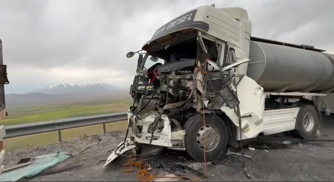 Başkale’de 2 tır kafa kafaya çarpıştı: 2 yaralı