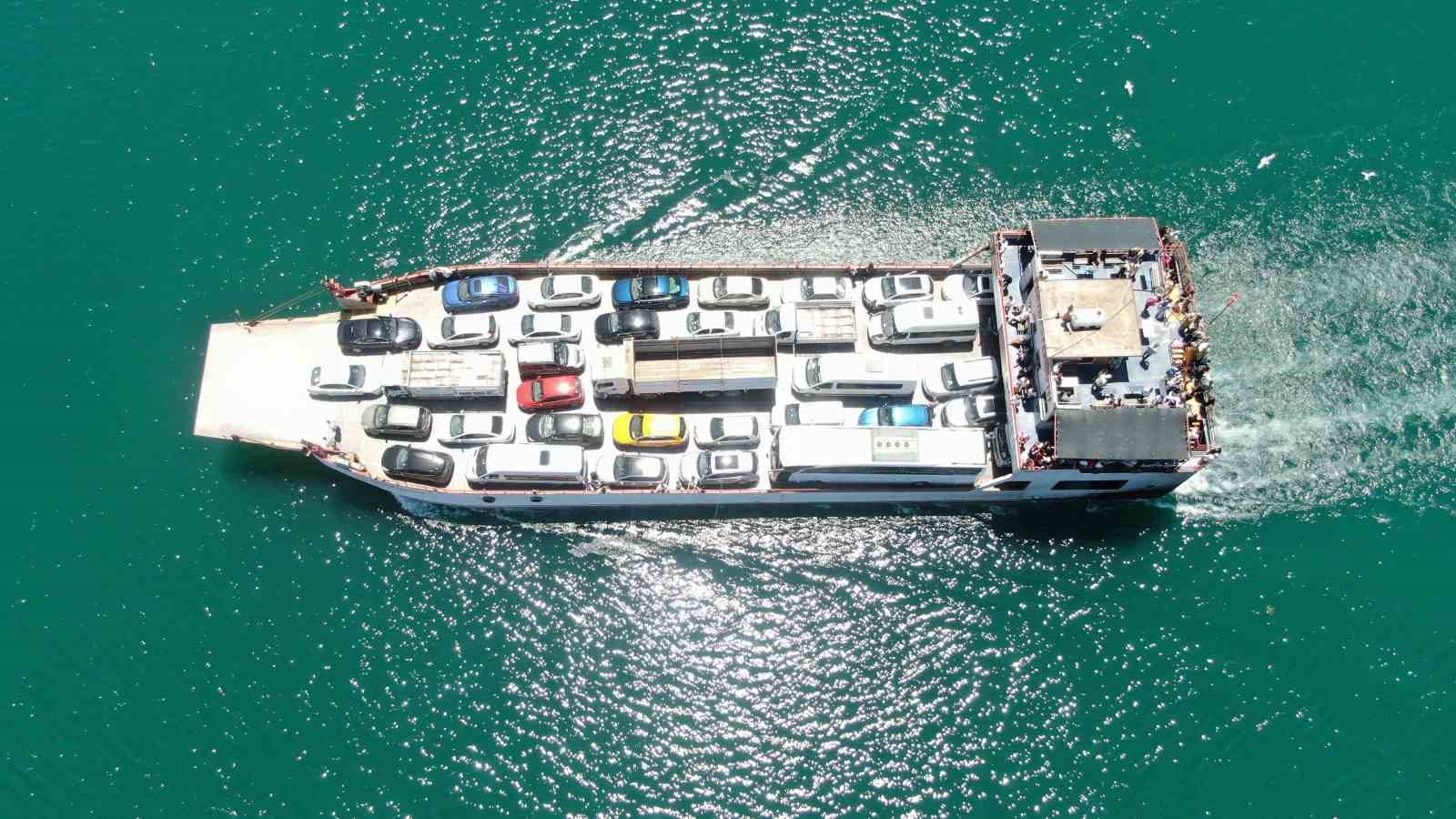 Elazığ-Pertek feribotlarında bayram hareketliliği