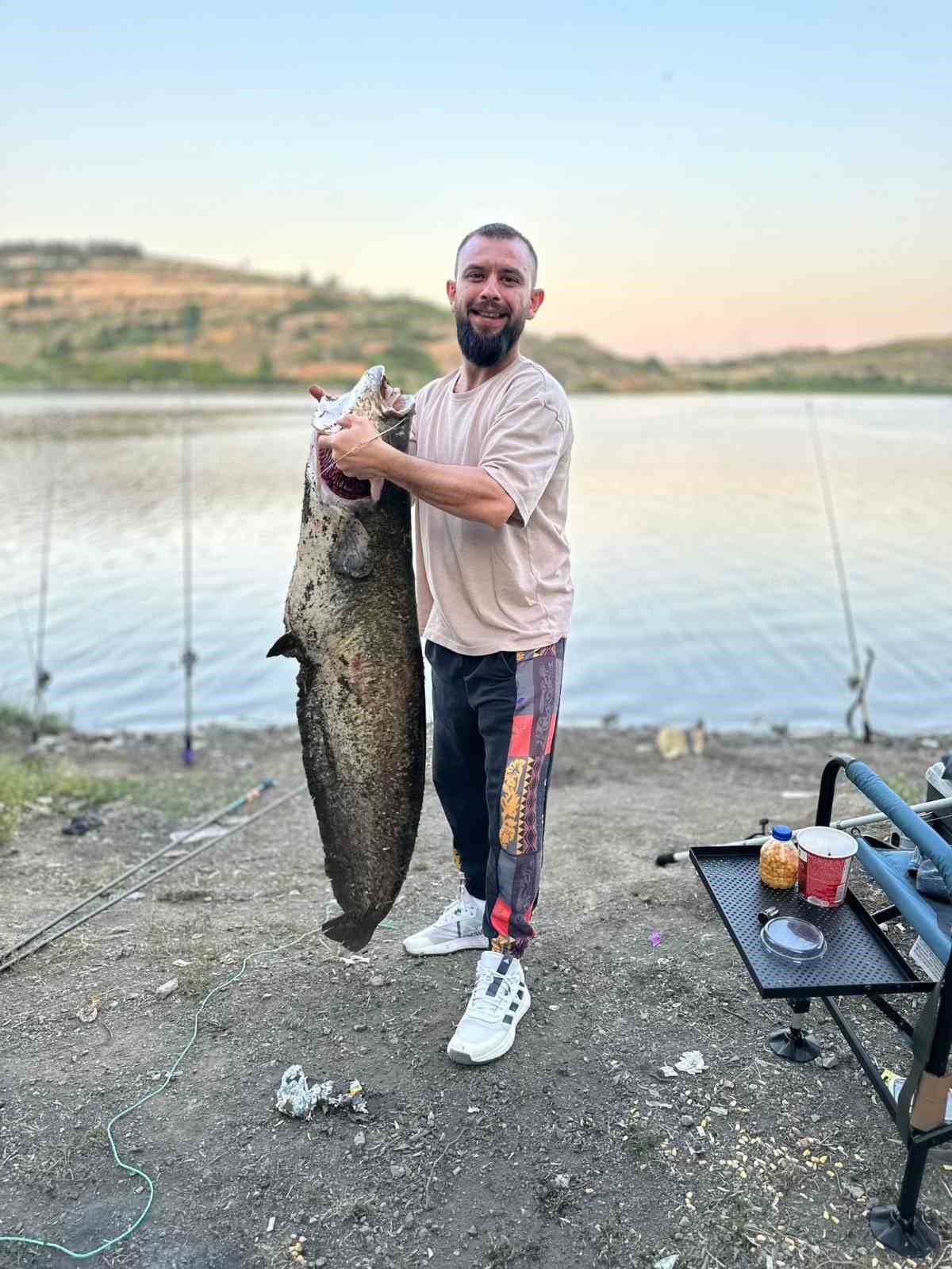 Bursa’da 165 santimetrelik balık tutan iki arkadaşa para cezası