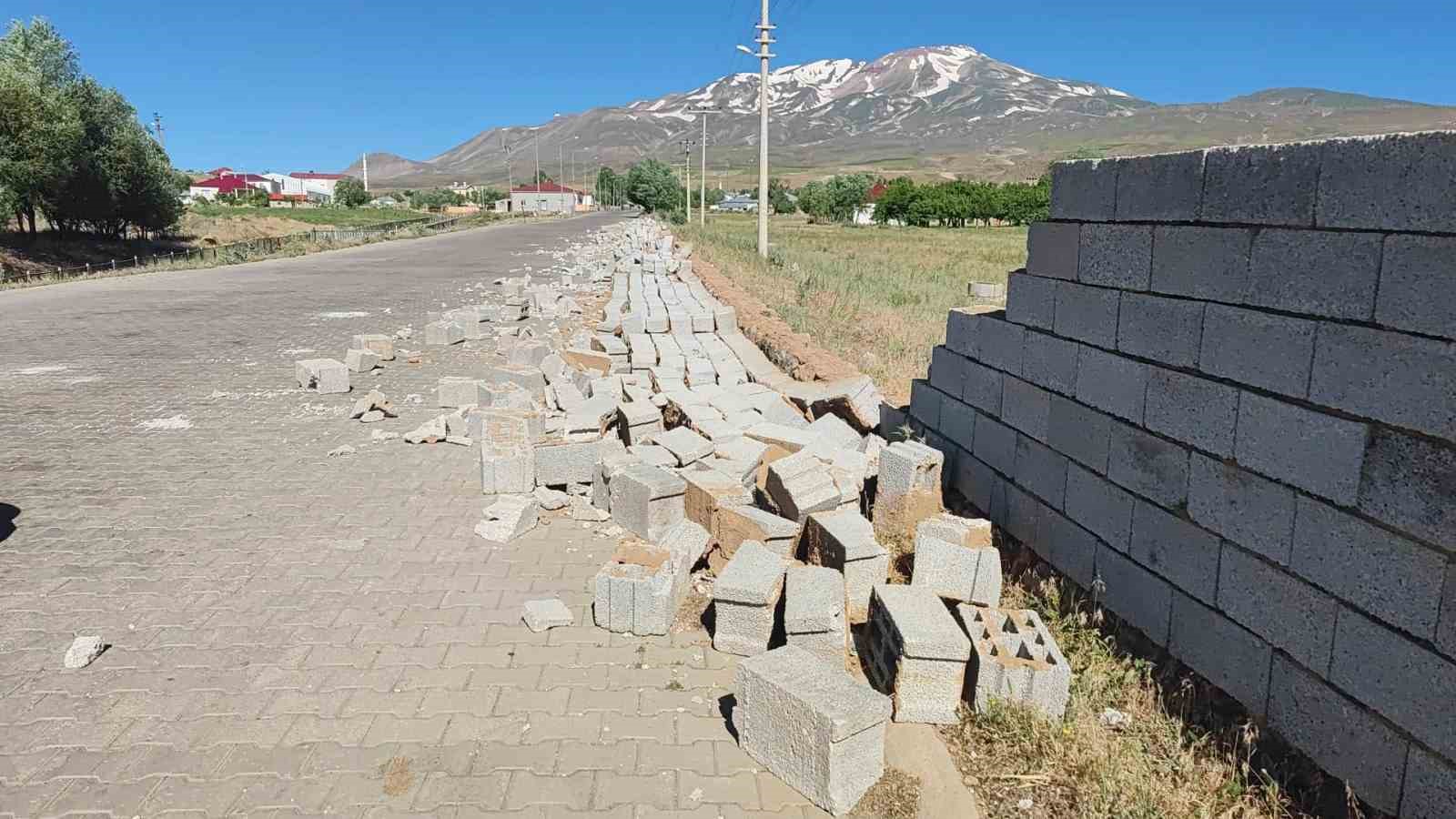 Adilcevaz’da toz fırtınası hayatı felç etti