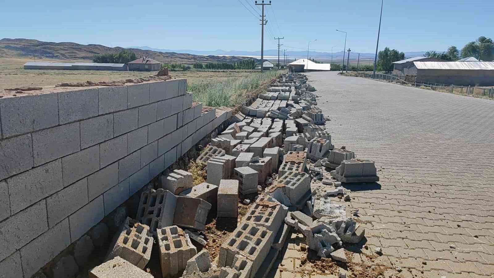 Adilcevaz’da toz fırtınası hayatı felç etti