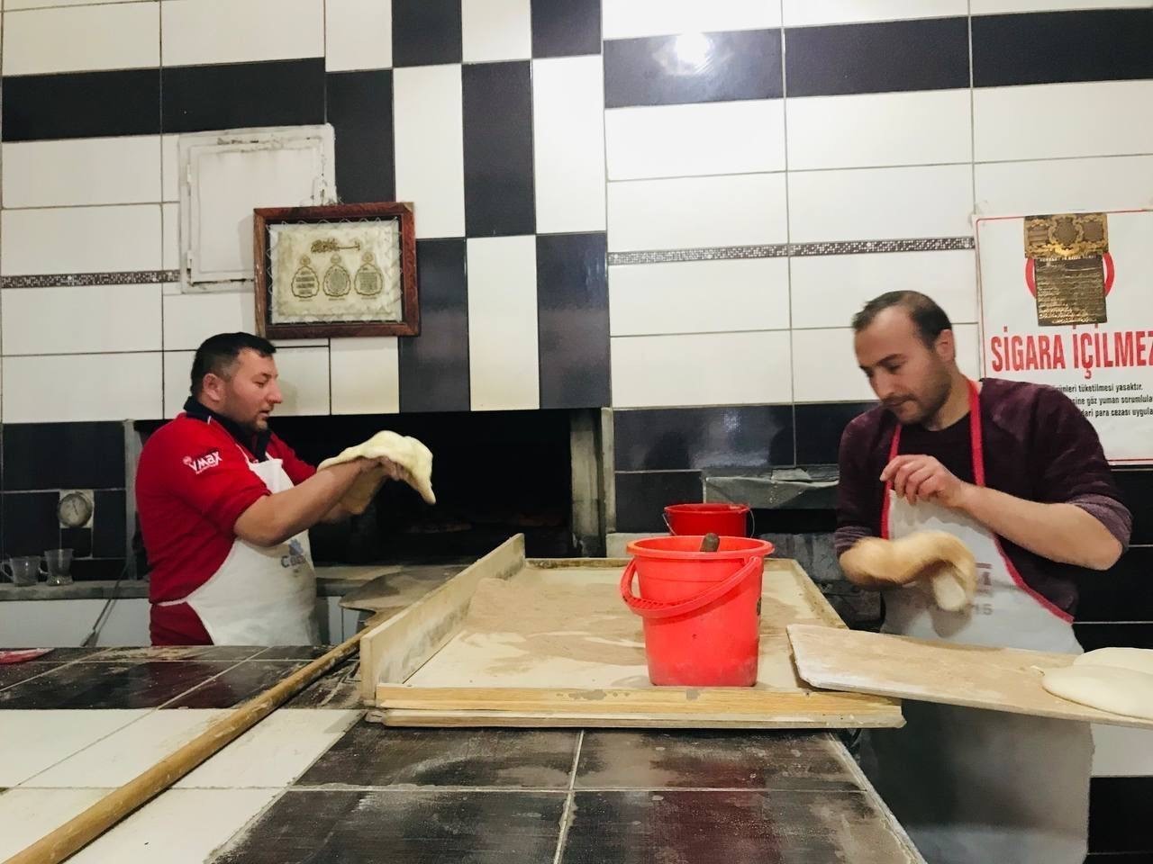 Fırıncıların 200 derece ateş başında ekmek mesaisi