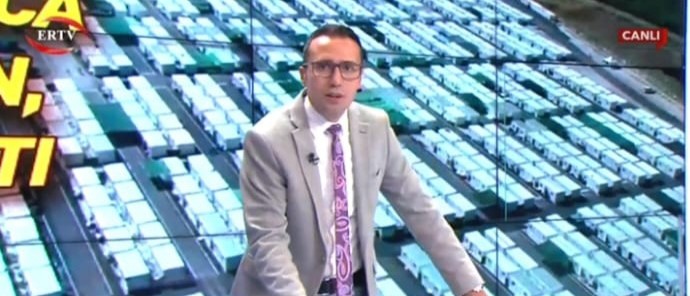 Canlı yayın sırasında depreme yakalandı