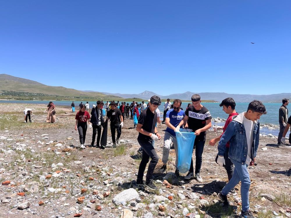 Muradiyeli gençler Van Gölü kıyısında çevre temizliği yaptı