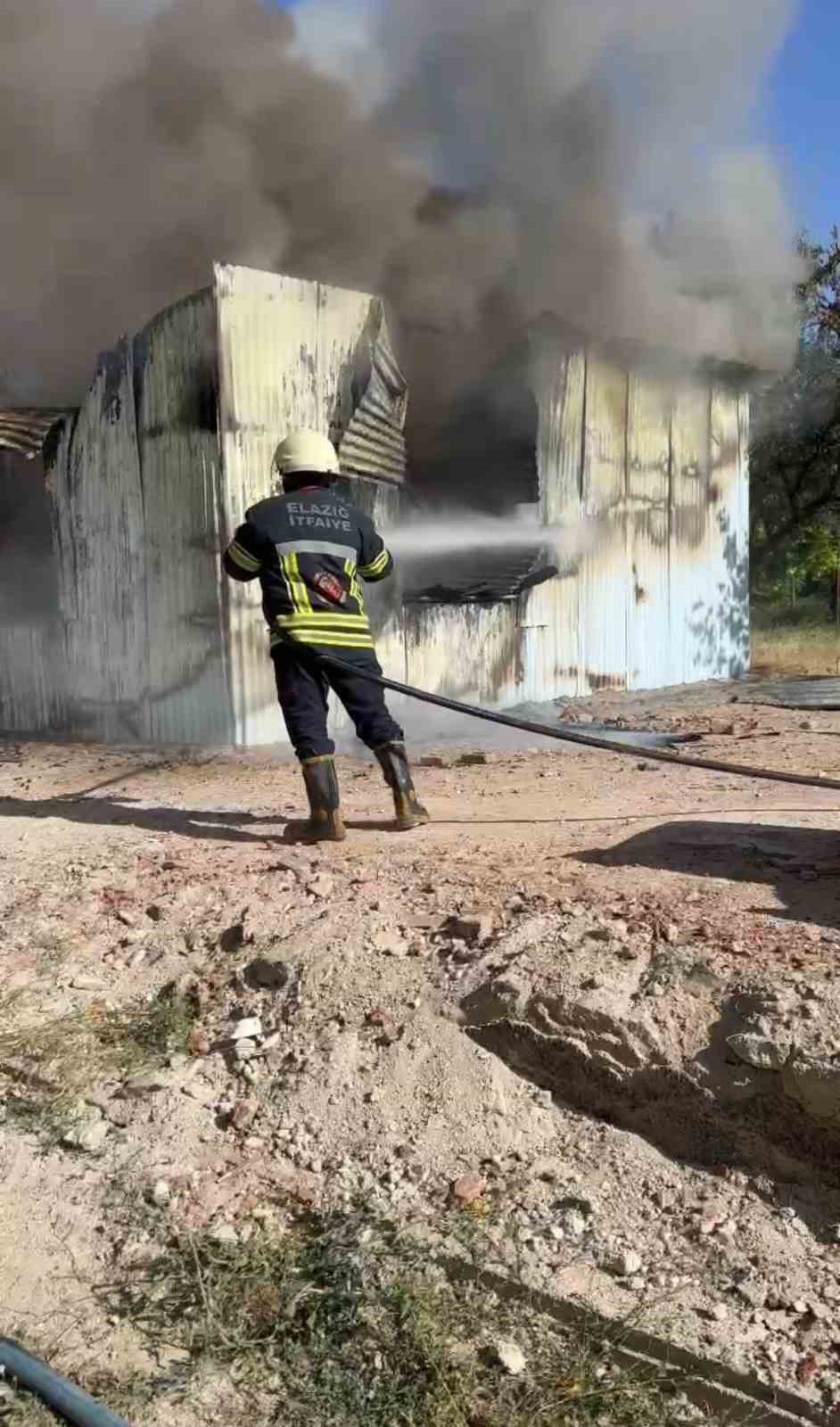 Çıkan yangında sac ev küle döndü