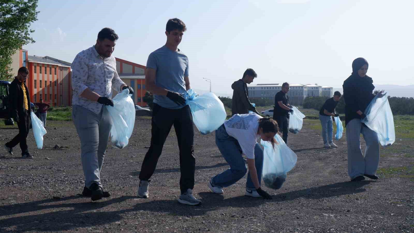 Öğrenciler bir günde kampüste 10 römork çöp topladı