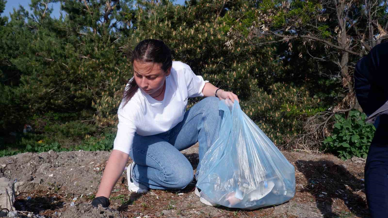 Öğrenciler bir günde kampüste 10 römork çöp topladı