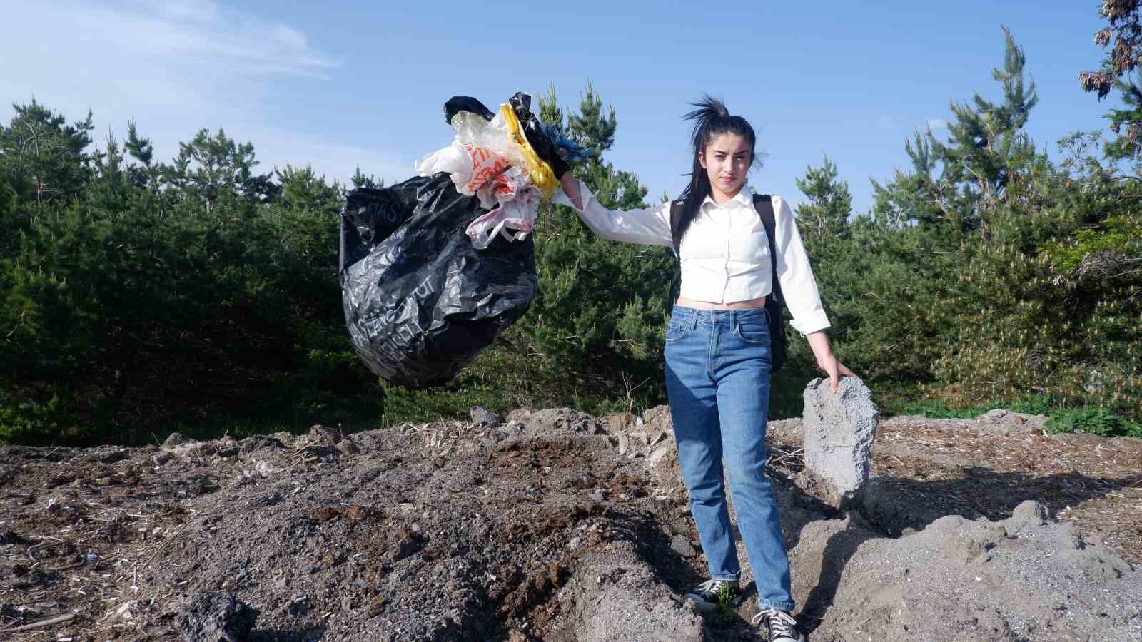 Öğrenciler bir günde kampüste 10 römork çöp topladı