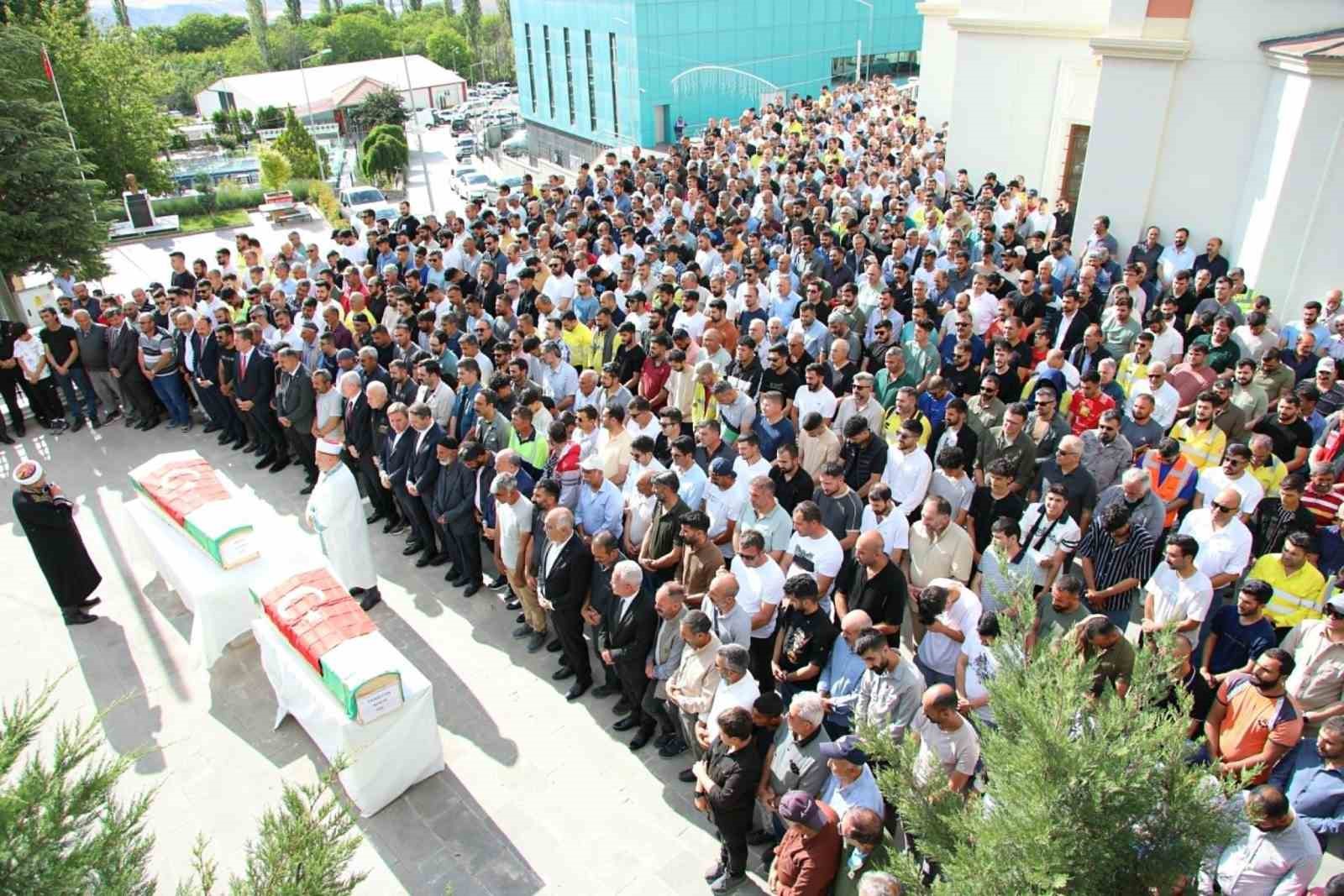 Bakan Bayraktar maden sahasında incelemede bulunarak acılı aileleri ziyaret etti
