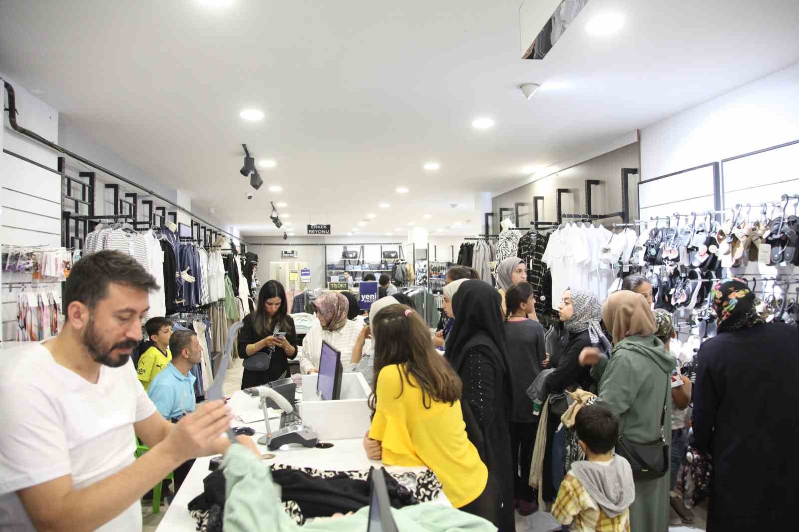 Ahlat’ta 220 yetim ve öksüz çocuk giydirildi
