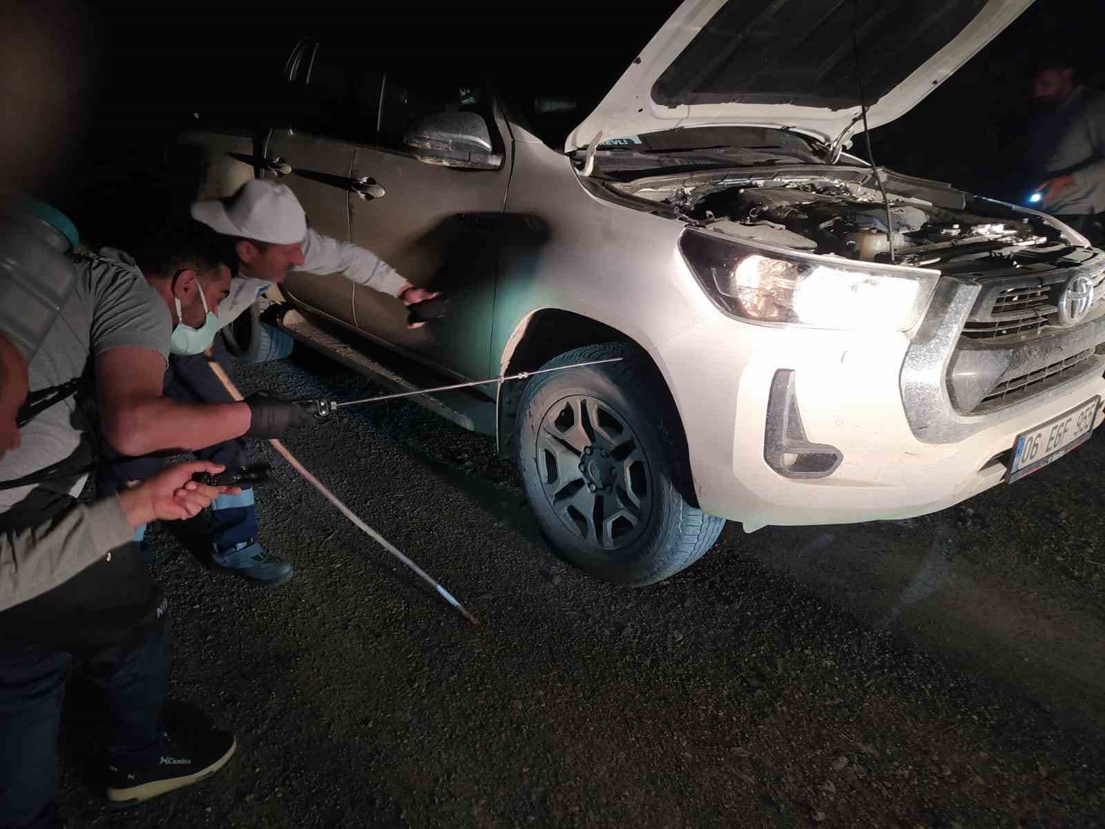 Hakkari’de kamyonetin motoruna giren yılan güçlükle çıkartıldı
