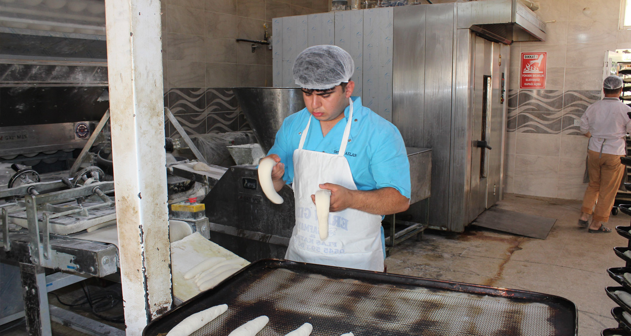Öğrenciler günde 6 bin ekmek üretiyor