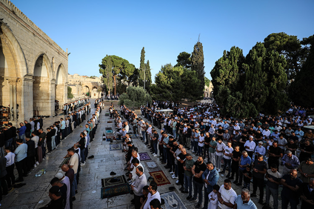 Çok sayıda kişi darbedildi! İsrail zulmünün gölgesinde 40 bin kişi Mescid-i Aksa'da bayram namazı kıldı