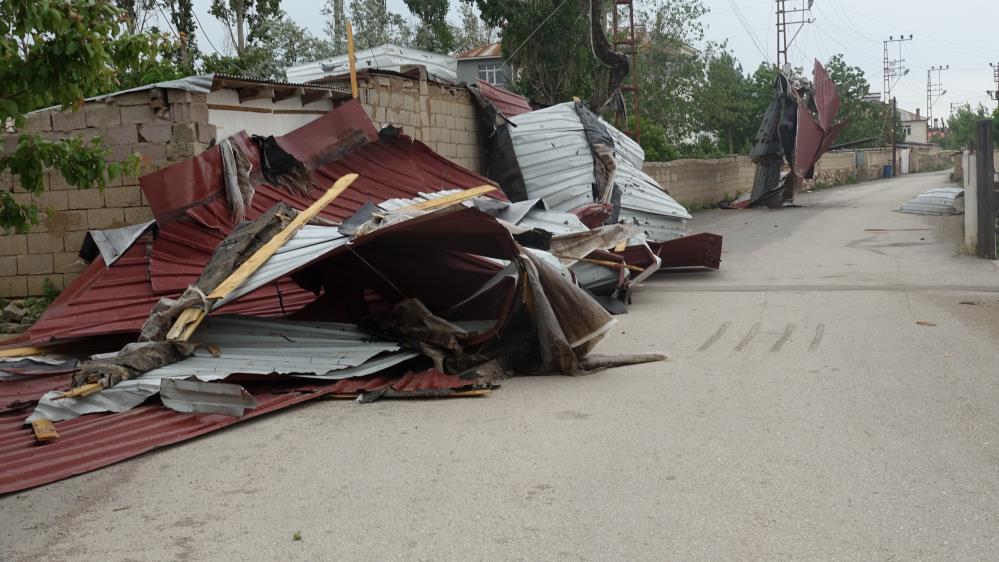Van’da fırtına okulun çatısını uçurdu