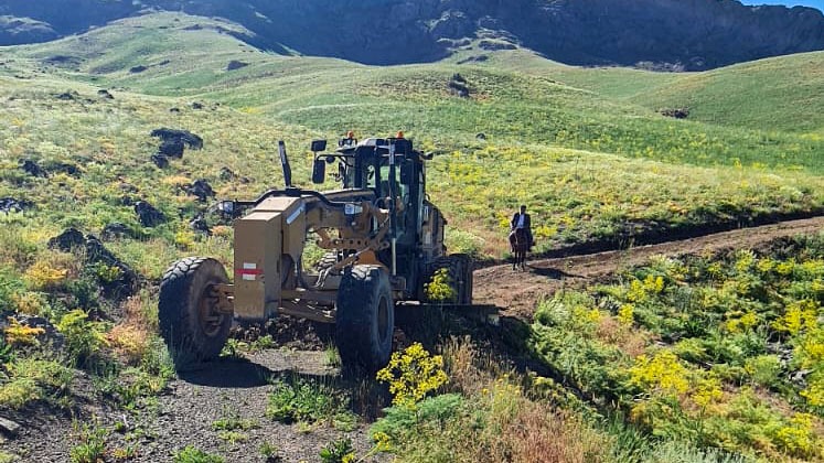 Gürpınar’da yol yapım çalışmaları sürüyor