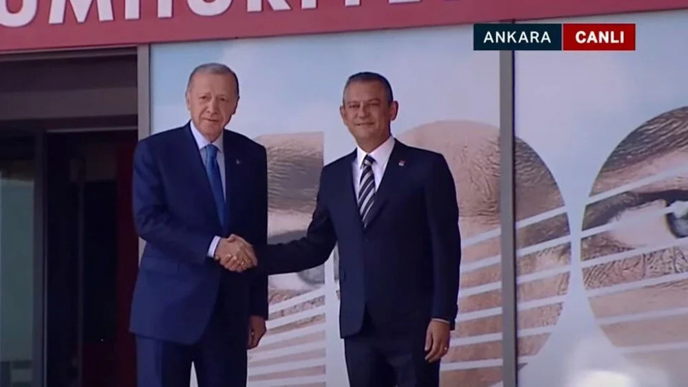 Erdoğan ve Özel görüşmesi başladı
