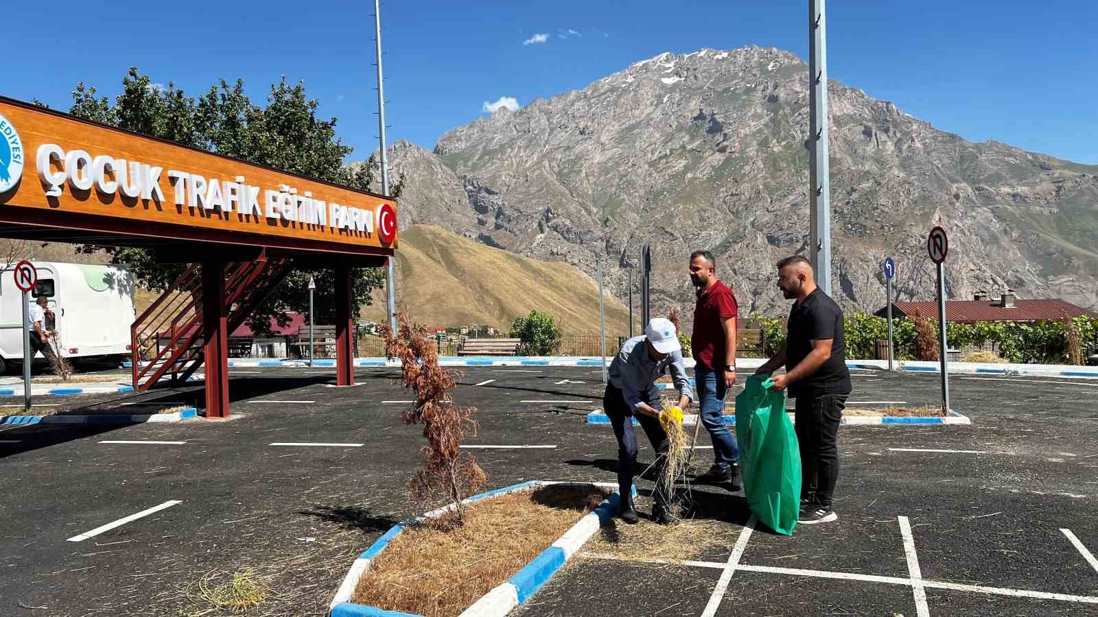 Hakkari’deki parklar temizleniyor