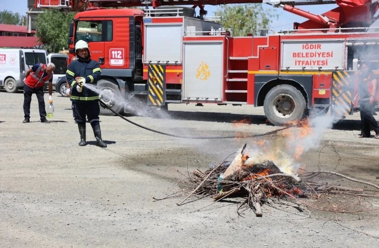 İtfaiye  ekipleri canlı kurtarma ve yangın tatbikatı gerçekleştirdi