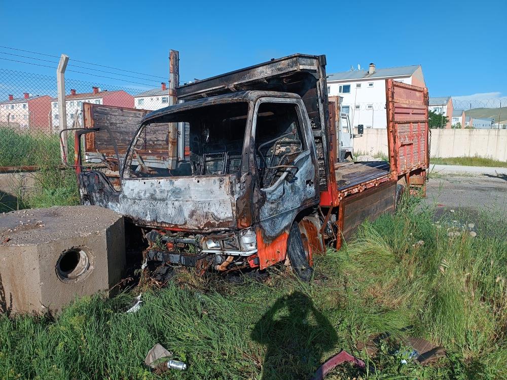 Van’da yanan kamyonet kullanılamaz hale geldi