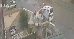 Akıl almaz kaza kameralara yansıdı