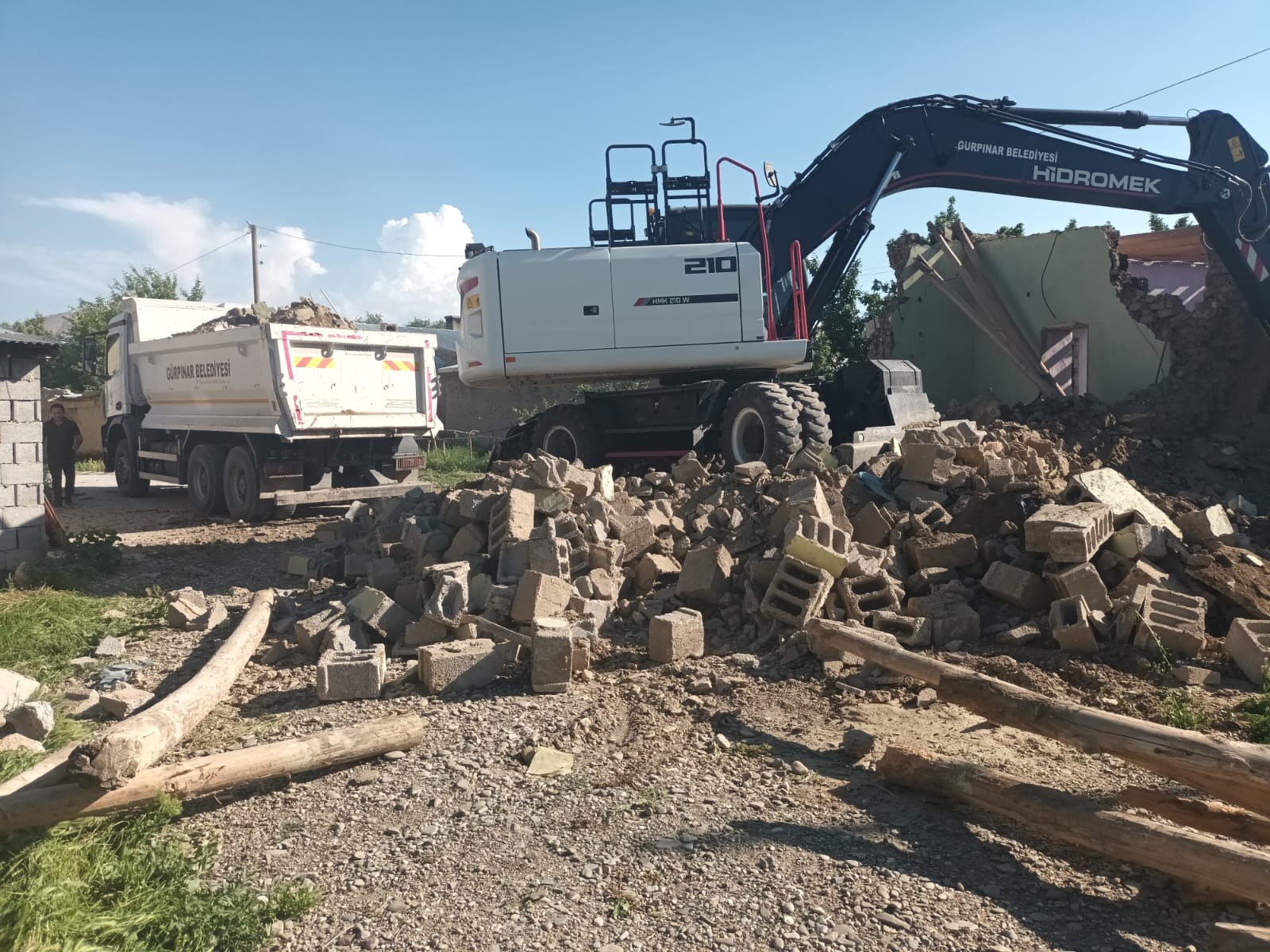 Gürpınar’da metruk bina yıkım çalışmaları sürüyor