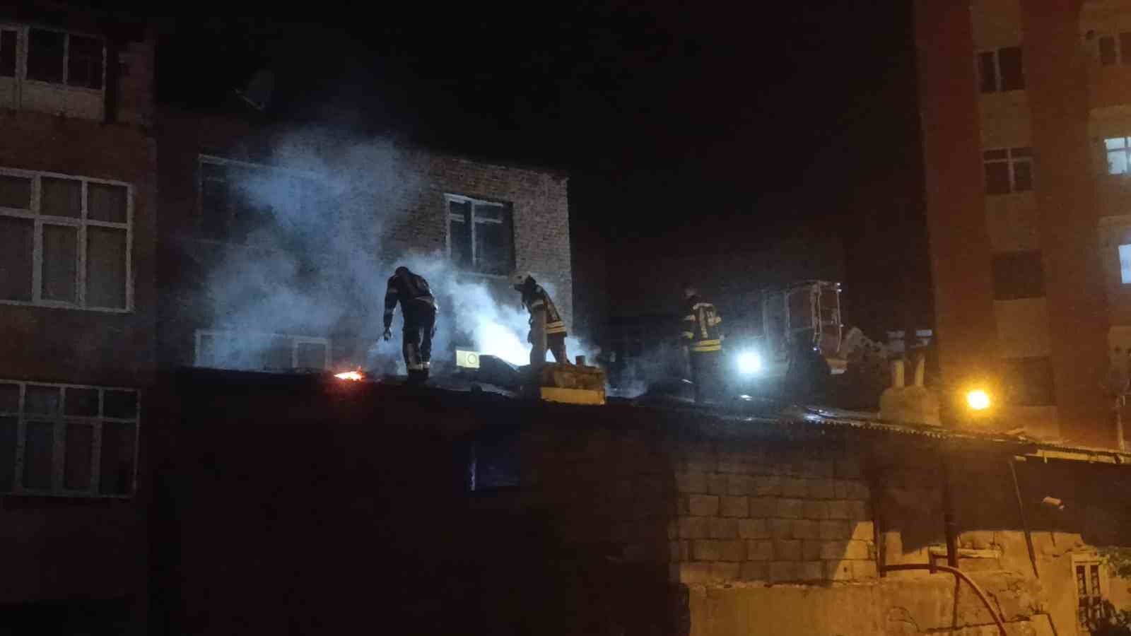 Metruk binada çıkan yangın paniğe neden oldu