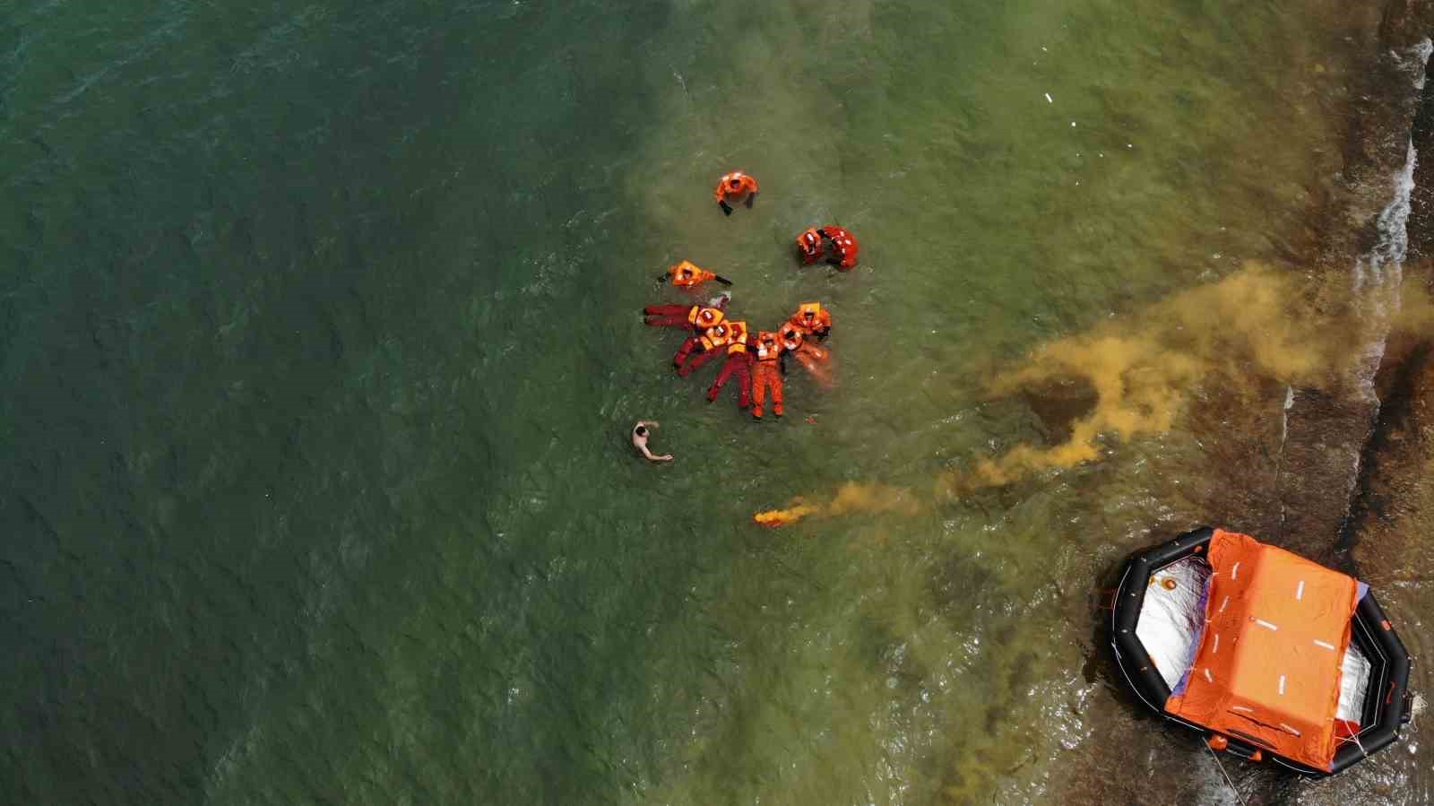 Öğrenciler denizde canlı kalabilme eğitimi verildi