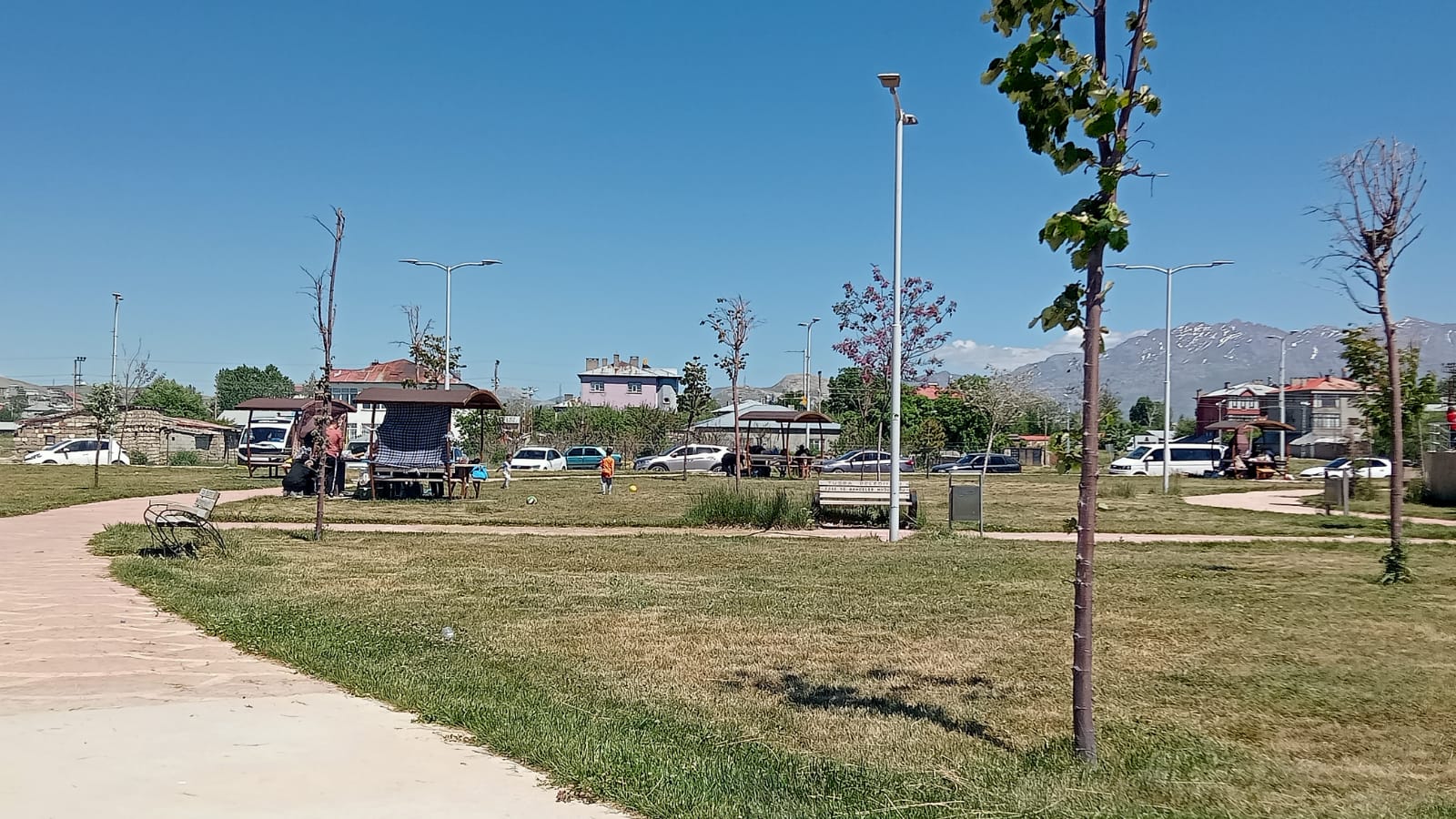 Van’da havalar ısındı, mesire alanları doldu