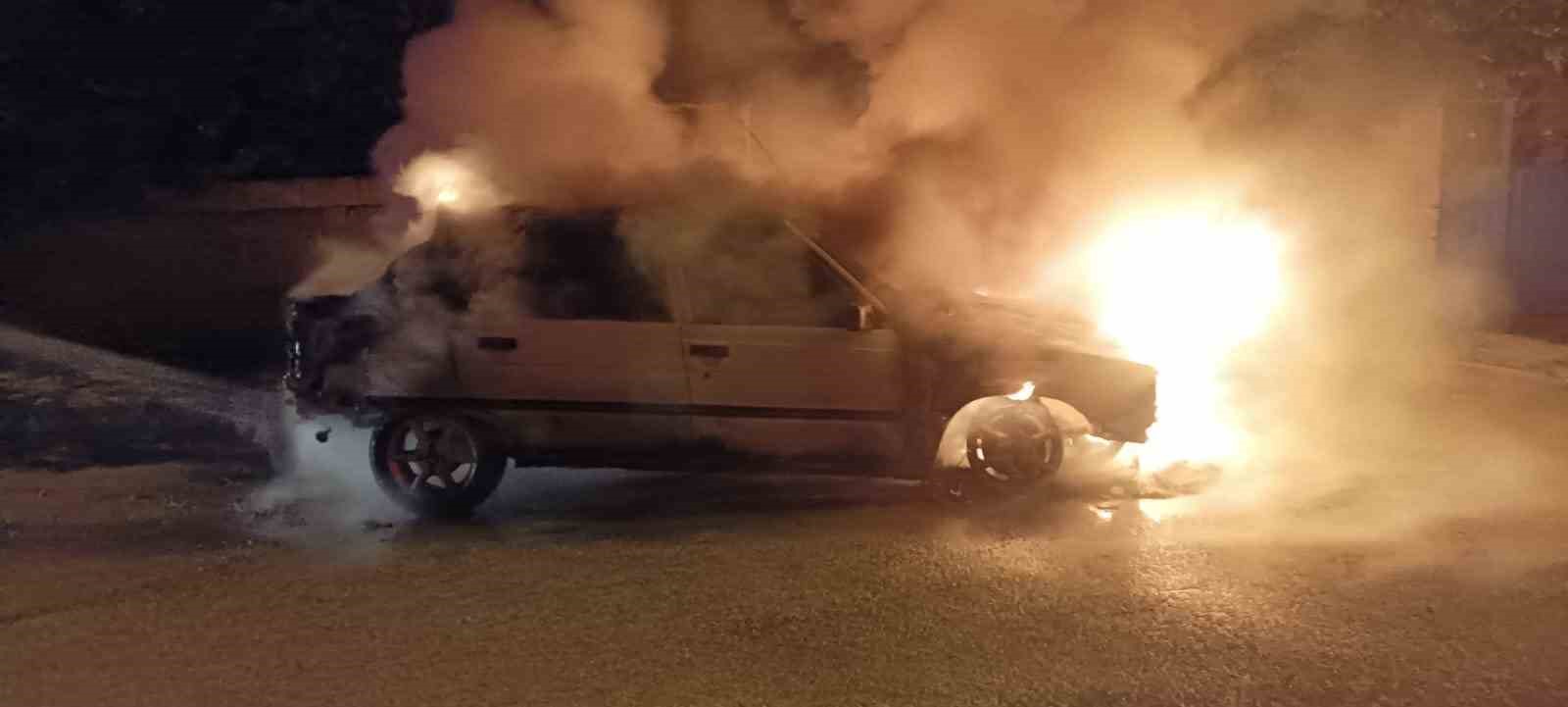 Park halindeki otomobilde yangın çıktı