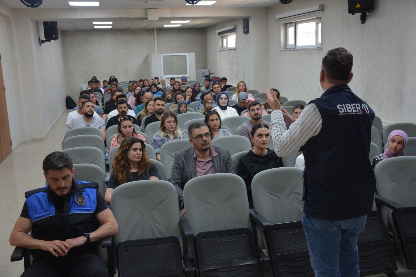 Van polisinden öğretmenlere güvenli, internet kullanımı bilgisi