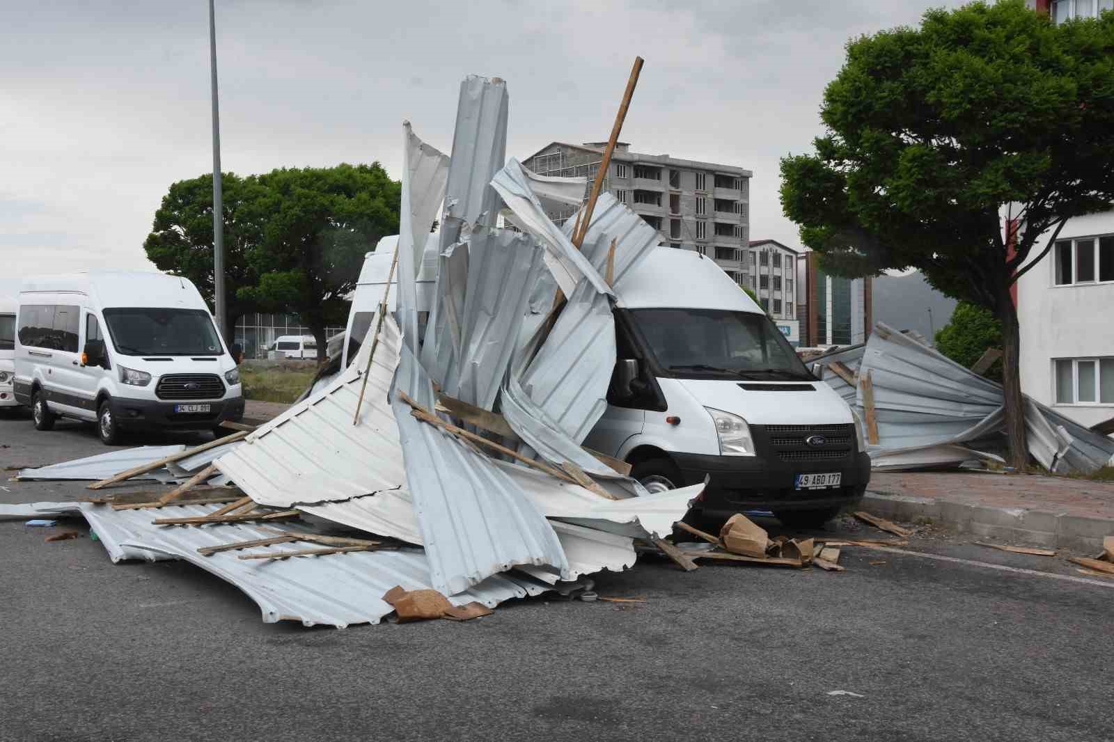 Şiddetli rüzgar çatıları uçurdu