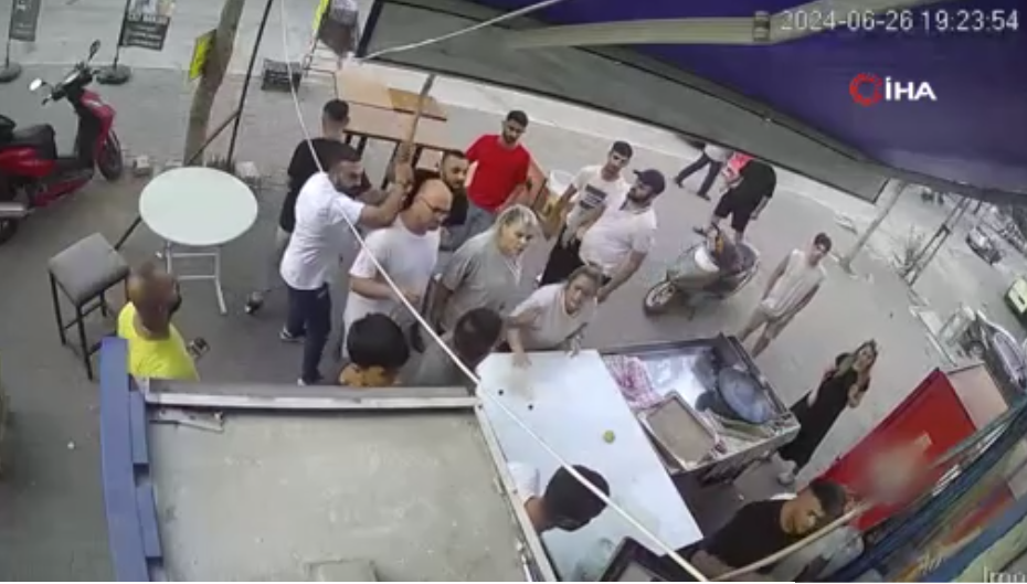 Taş ve sopalarla iş yerine saldırdılar