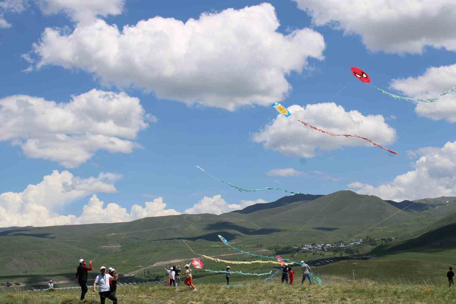 Uçurtmalar gökyüzüne gönderildi