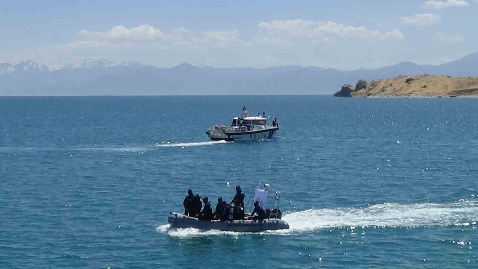 Van Gölü’nde kaybolan genci arama çalışmaları sürüyor