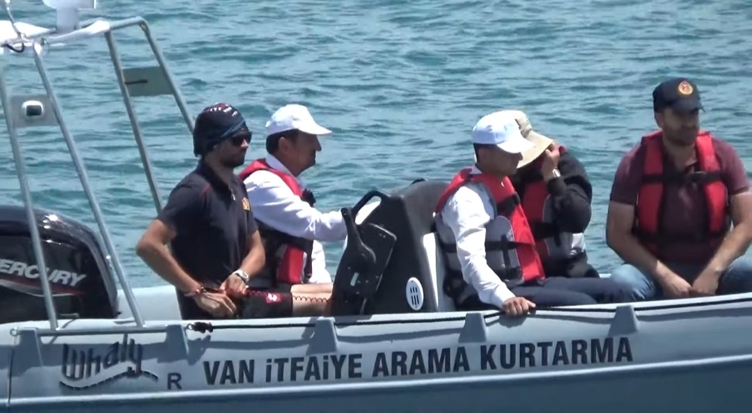 Van Gölü’nde kaybolan gencin babası arama çalışmalarına katıldı